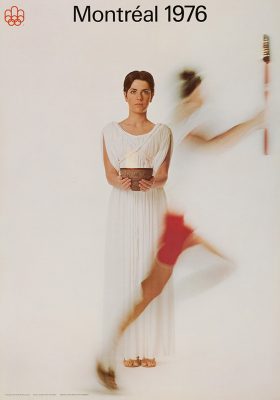 Sur une affiche au fond blanc, une femme en tunique blanche de style grec antique tient un bol abritant une flamme. Devant elle, une silhouette floue d’athlète en short rouge court avec la torche olympique. L’inscription Montréal 1976 et le logo rouge des Jeux de Montréal figurent au sommet de l’affiche.