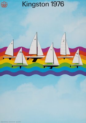 L’inscription Kingston 1976 et le logo des Jeux de Montréal apparaissent au sommet d’une affiche au fond bleu parsemé de nuages fins. Au centre, six voiliers de course, identifiés par différents symboles, voguent sur des vagues arc-en-ciel.
