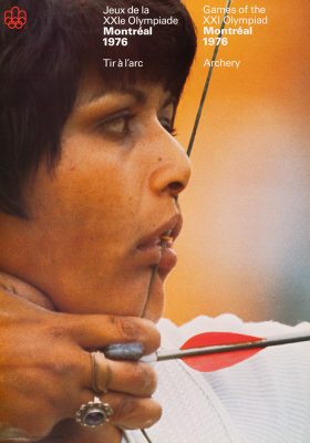 L’en-tête d’une affiche indique : Jeux de la vingt et unième Olympiade, Montréal, 1976, tir à l’arc. Elle montre le visage d’une archère concentrée, la corde tendue de son arc appuyée contre ses lèvres. Une bague à l’annulaire droit, elle s’apprête à tirer.