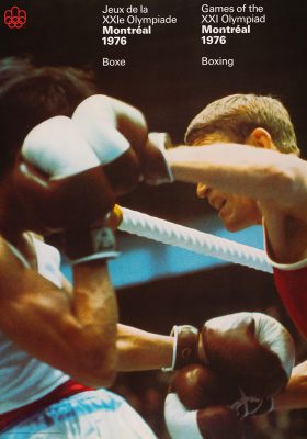 L’en-tête d’une affiche indique : Jeux de la vingt et unième Olympiade, Montréal, 1976, boxe. En gros plan, dans un ring, un boxeur pare un coup de son adversaire. Tous deux portent des gants rouge et blanc.