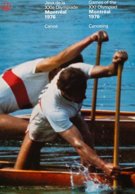 L’en-tête d’une affiche indique : Jeux de la vingt et unième Olympiade, Montréal, 1976, canoë. Elle montre deux athlètes dans leur embarcation en bois sur l’eau calme. Tête baissée et bras tendus, ils se projettent vers l'avant en tirant leurs pagaies respectives verticalement dans l’eau.