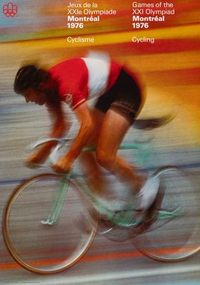 L’en-tête d’une affiche indique : Jeux de la vingt et unième Olympiade, Montréal, 1976, cyclisme. Elle présente une photographie floue évoquant le mouvement : un casque sur la tête, un cycliste en maillot rouge et blanc et en short noir pédale sur son vélo vert.