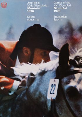 L’en-tête d’une affiche indique : Jeux de la vingt et unième Olympiade, Montréal, 1976, sports équestres. En gros plan, un cavalier coiffé d’une bombe noire et vêtu d’une veste rouge se penche en avant sur son cheval, qui porte le numéro 22.
