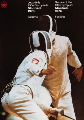 L’en-tête d’une affiche indique : Jeux de la vingt et unième Olympiade, Montréal, 1976, escrime. Deux athlètes masqués et vêtus de blanc s’affrontent. De dos, l’un d’eux fléchit les genoux, son fleuret dans la main gauche. Un droitier se tient face à lui.