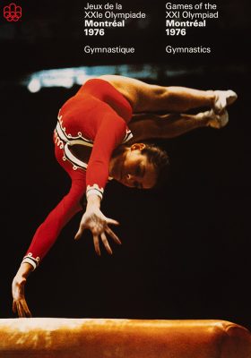 L’en-tête d’une affiche indique : Jeux de la vingt et unième Olympiade, Montréal, 1976, gymnastique. Elle montre une gymnaste touchant un cheval du bout des doigts de sa main droite. L’athlète, en justaucorps rouge, tend ses jambes levées derrière sa tête.