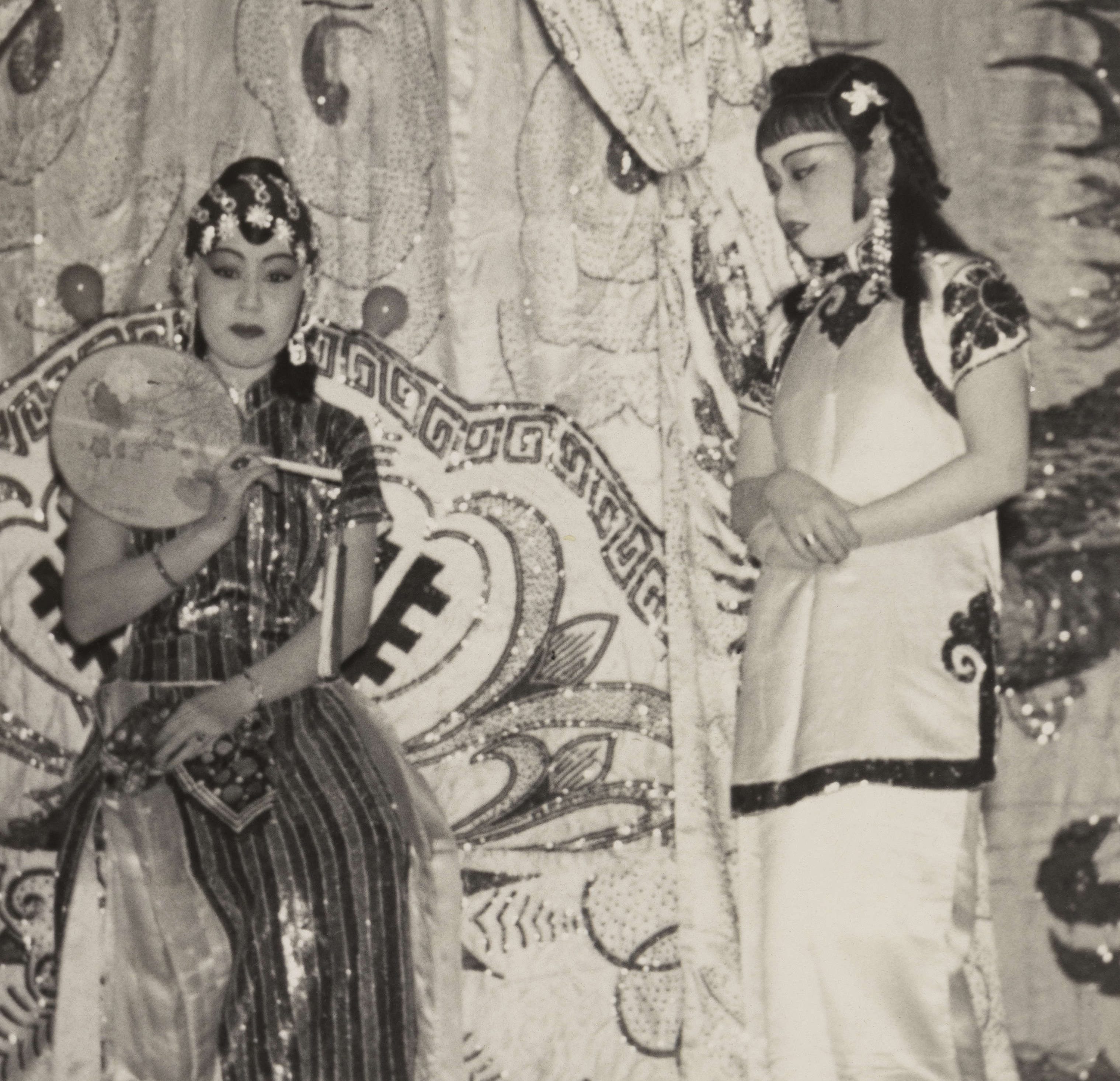 <span style="font-weight: 400;">Vue du public lors d’un spectacle d’opéra mettant en scène deux artistes maquillées et en costume sur scène, avec Tse Gar Yin à droite.</span>