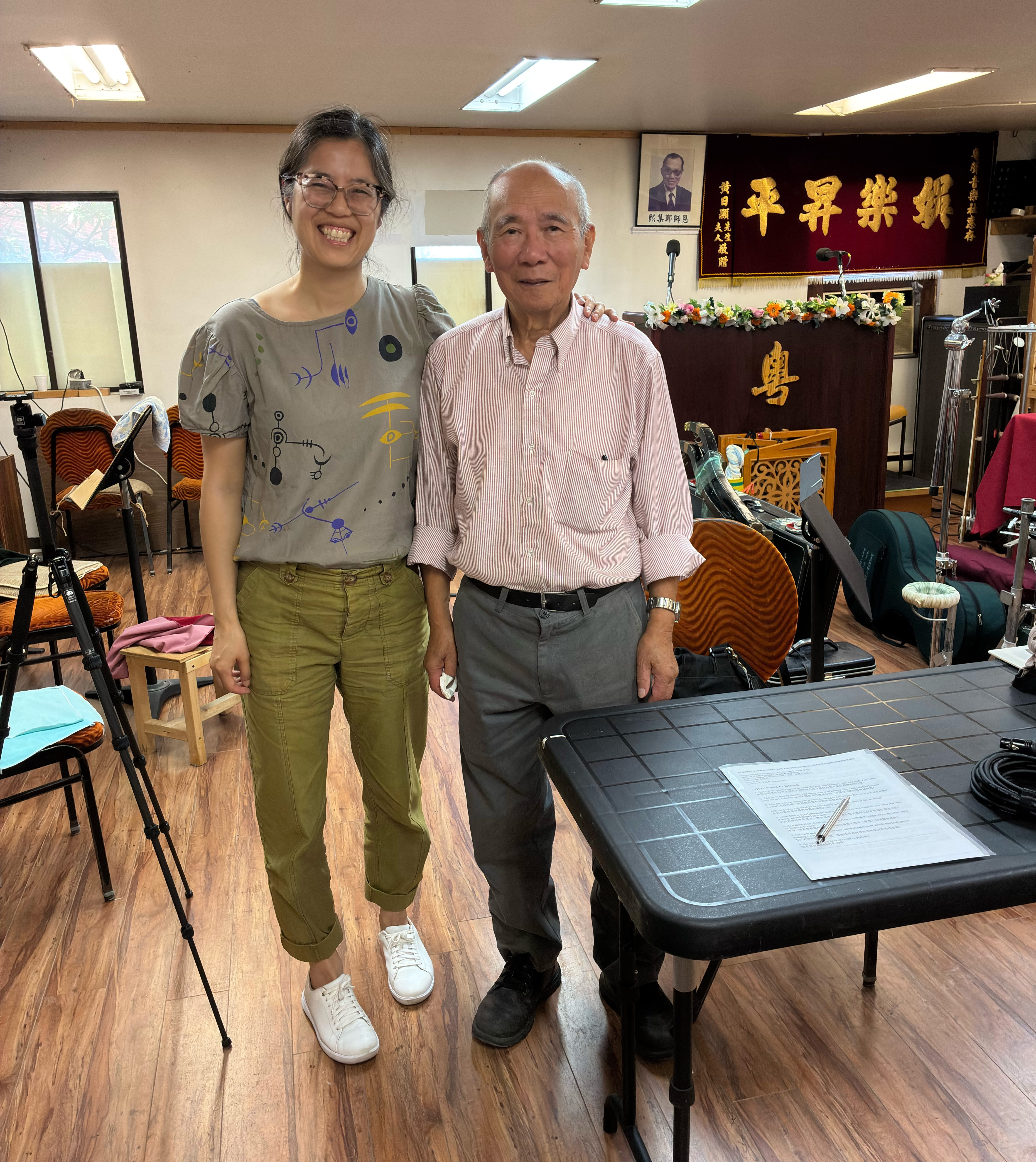 <span style="font-weight: 400;">Côte à côte, Karen Tam et M. Yu sourient à la caméra au Club de musique cantonaise de Montréal Yuet Sing.</span>