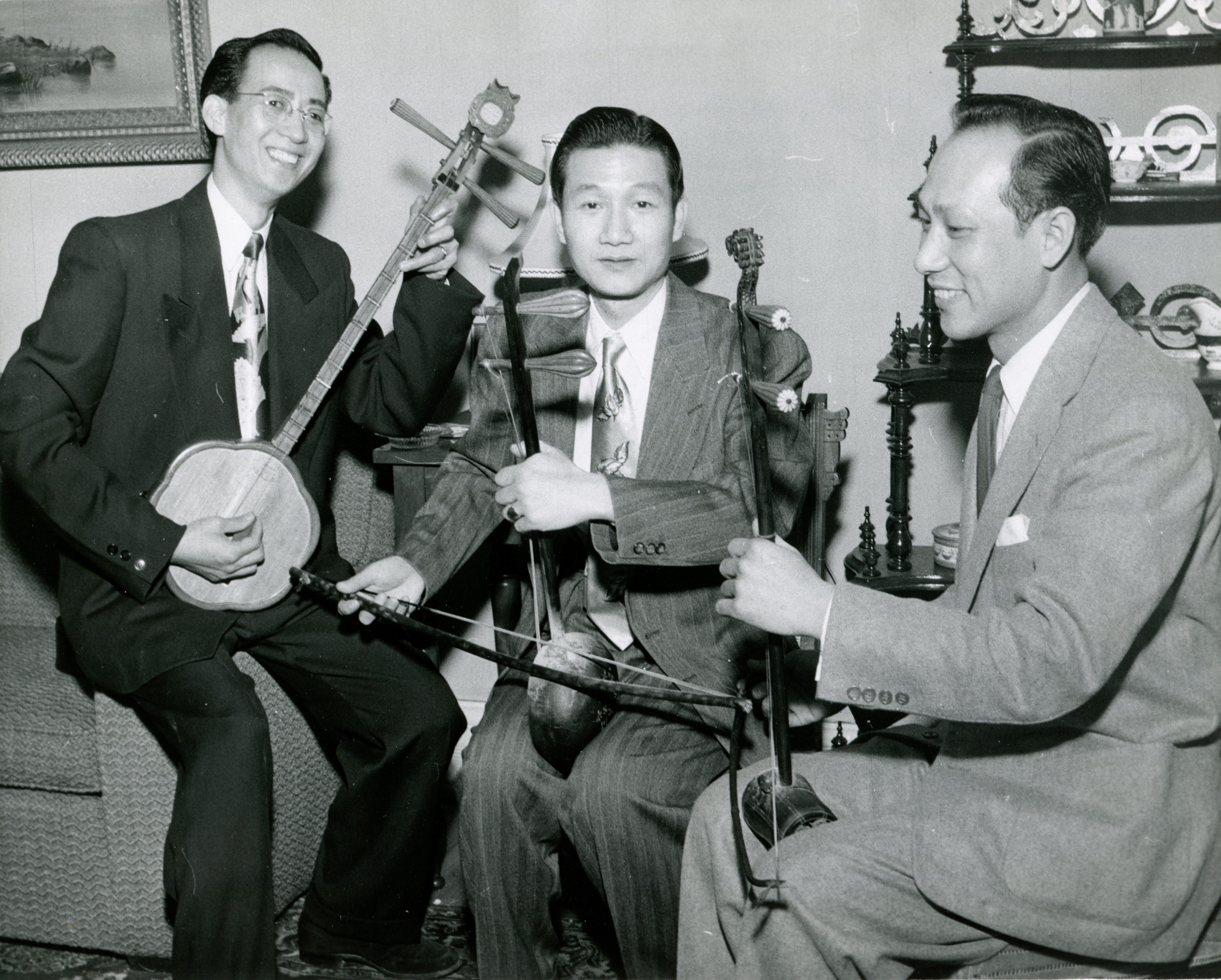 <span style="font-weight: 400;">Ho Sing-Wah et ses amis, vêtus de costumes, sourient à la caméra tout en tenant leurs instruments.</span>