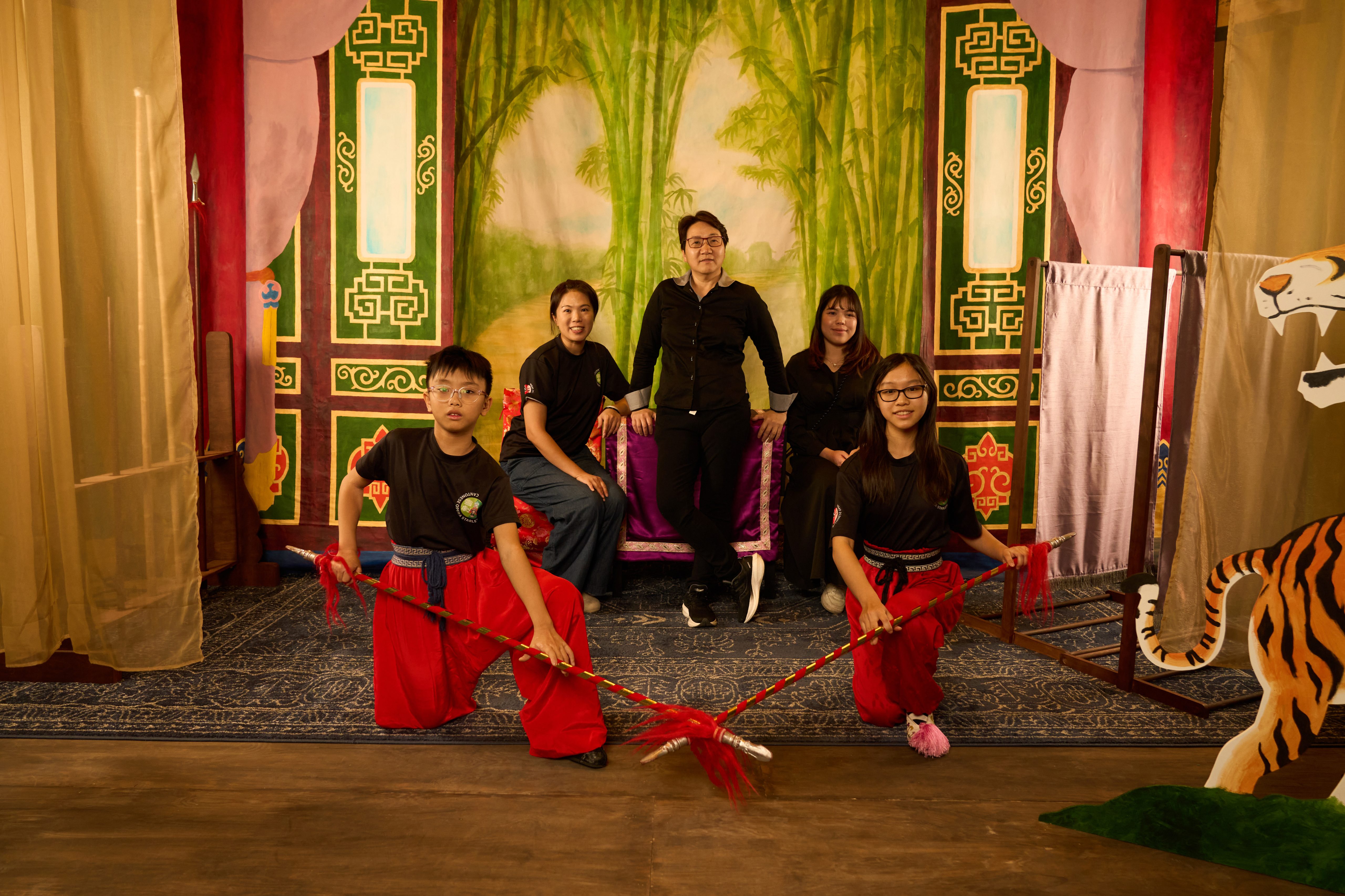 <span style="font-weight: 400;">Portrait de groupe avec Alice Chan, qui se tient debout au centre aux côtés de membres et de parents devant l’installation </span><i><span style="font-weight: 400;">Parfum des foudres</span></i><span style="font-weight: 400;"> de Karen Tam.</span>