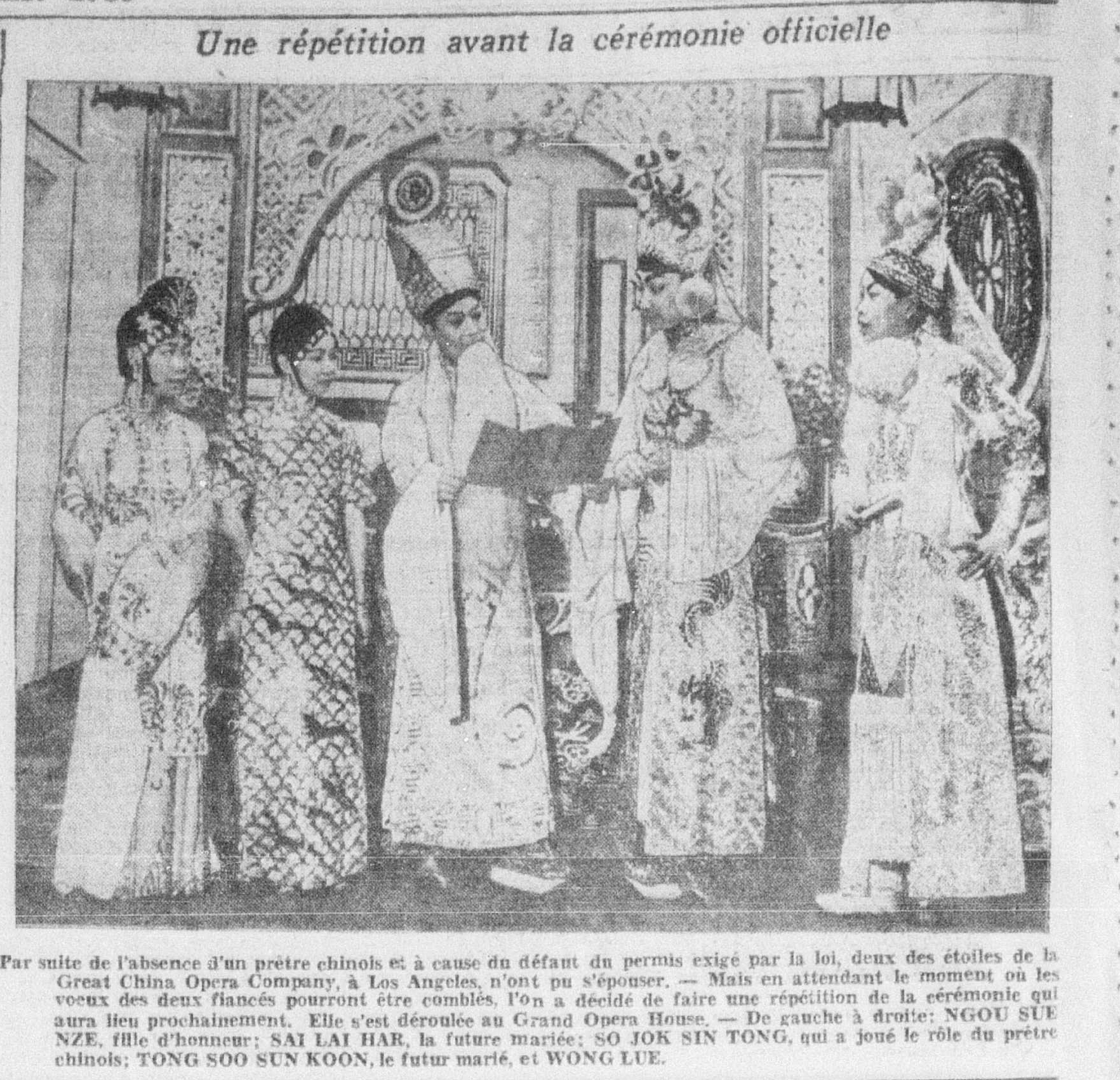 <span style="font-weight: 400;">Coupure de presse montrant cinq artistes debout en rang, regardant un livre.</span>