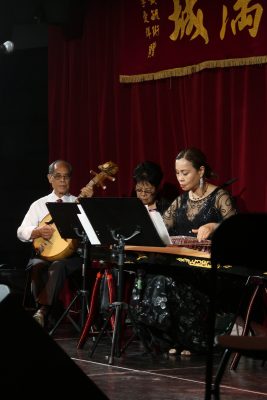 <span style="font-weight: 400;">Trois membres jouent de divers instruments de musique, notamment le </span><i><span style="font-weight: 400;">guzheng</span></i><span style="font-weight: 400;"> et le </span><i><span style="font-weight: 400;">yueqin</span></i><span style="font-weight: 400;">.</span>