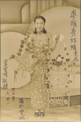 <span style="font-weight: 400;">Portrait sépia d’une femme tenant des « bouquets » en forme d’étoile et de vase en billets de banque pliés, avec des caractères chinois écrits à la main le long des deux côtés de l’image.</span>