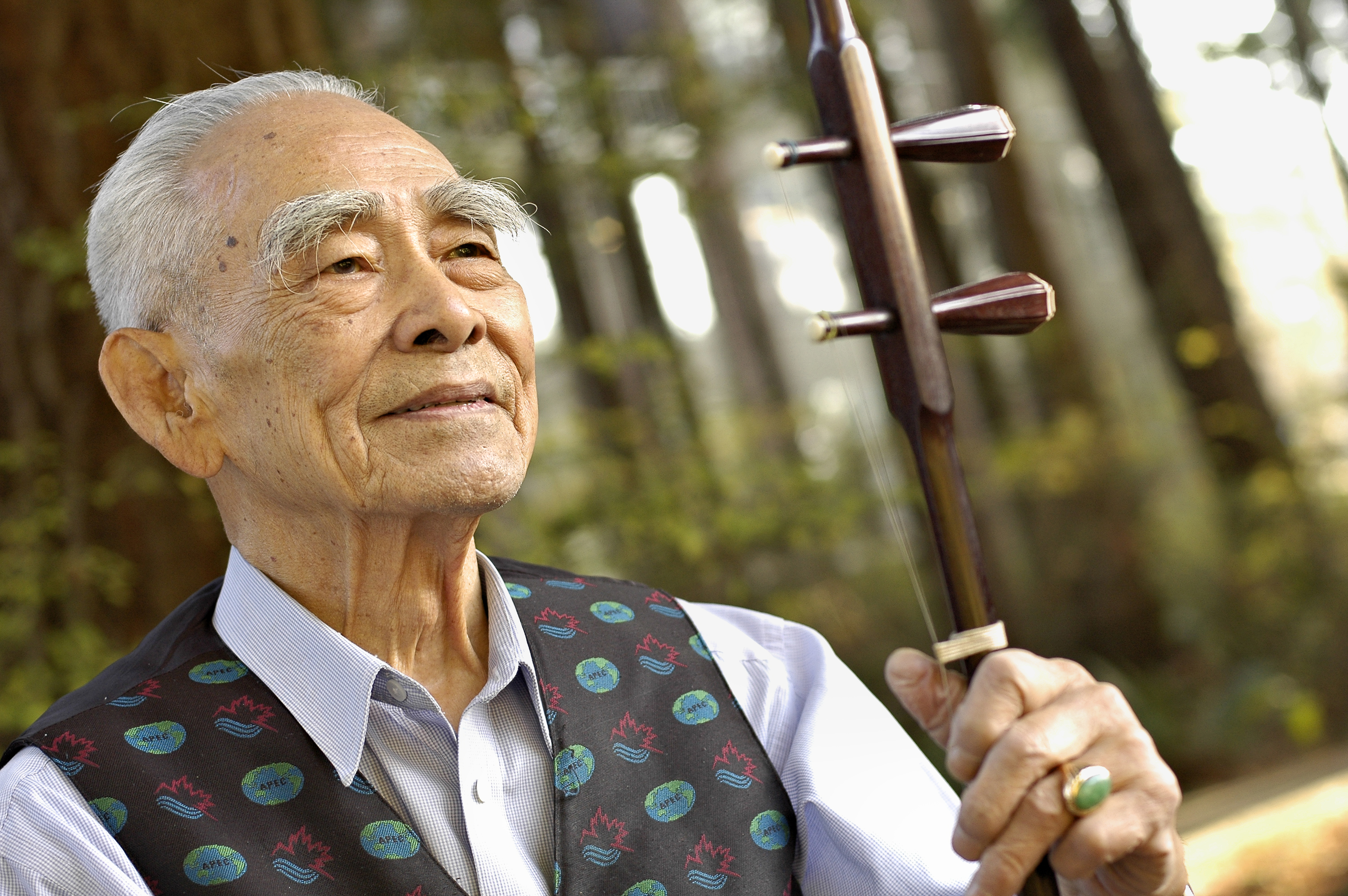 <span style="font-weight: 400;">Portrait de Maître Toa Wong à un âge mûr, le regard fier, tenant un erhu.</span>