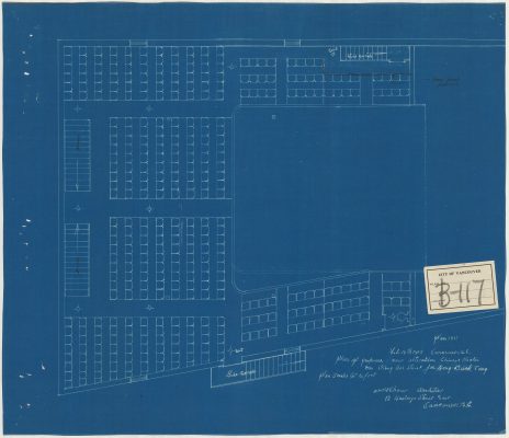 <span style="font-weight: 400;">Plan architectural du Hong Duck Tong Co. Theatre, représentant un plan d’étage des sièges et de la scène. Des notes et des mesures écrites à la main en blanc apparaissent sur du papier bleu, avec un sceau de la ville de Vancouver portant la mention « B-117 » dans le coin inférieur droit.</span>