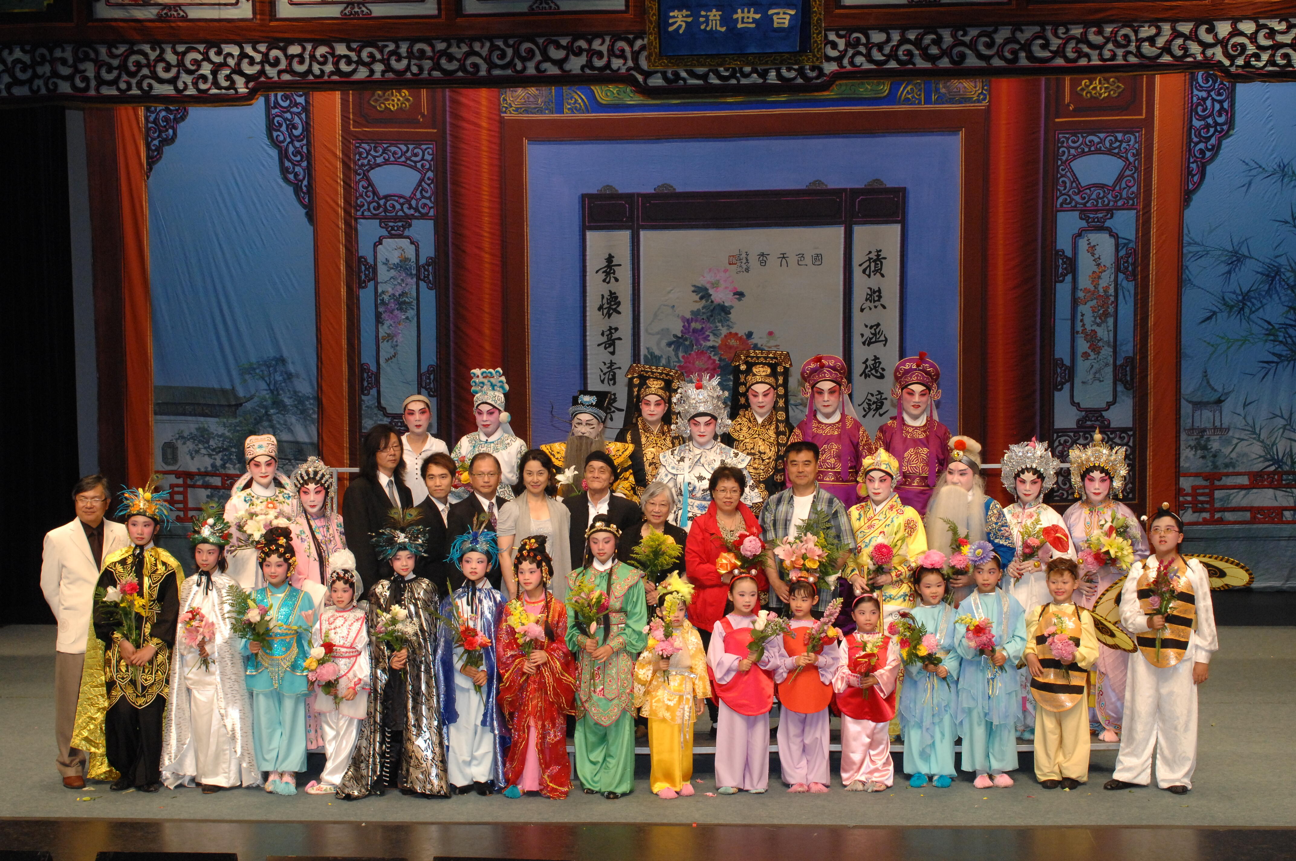<span style="font-weight: 400;">La distribution complète du spectacle « Les vedettes en herbe poussent avec Starlight » (Little Starlets Shine with Starlight ), mettant en scène des artistes de tous âges en costume sur une scène richement décorée.</span>