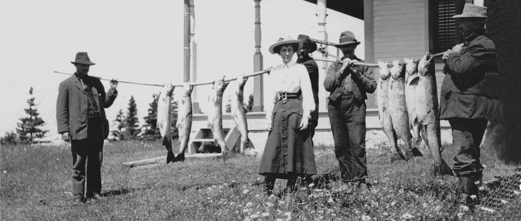 Silver print of Elsie Reford and her guides showing eight spectacular fish. - Épreuve argentique montrant Elsie Reford et ses guides montrant huit spectaculaires poissons.