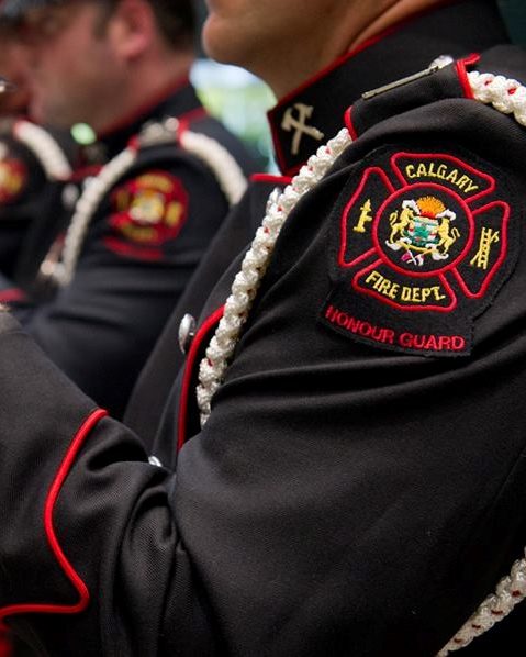 Un gros plan de pompiers du service de pompiers de Calgary