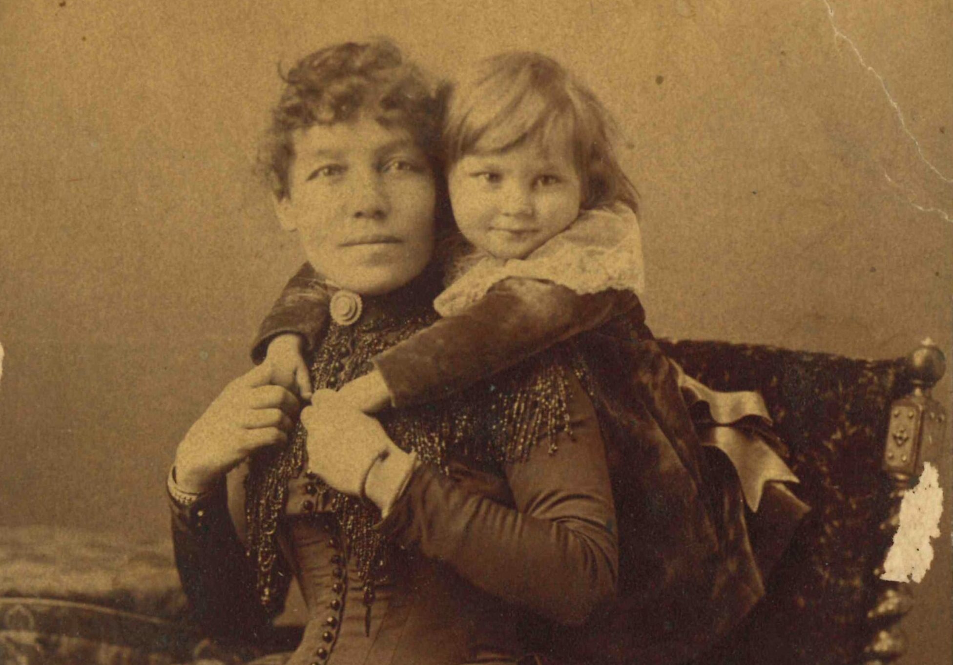 Photo d’Isabella Lougheed et de Clarence, son fils aîné, âgé d’environ deux ans, vers 1887