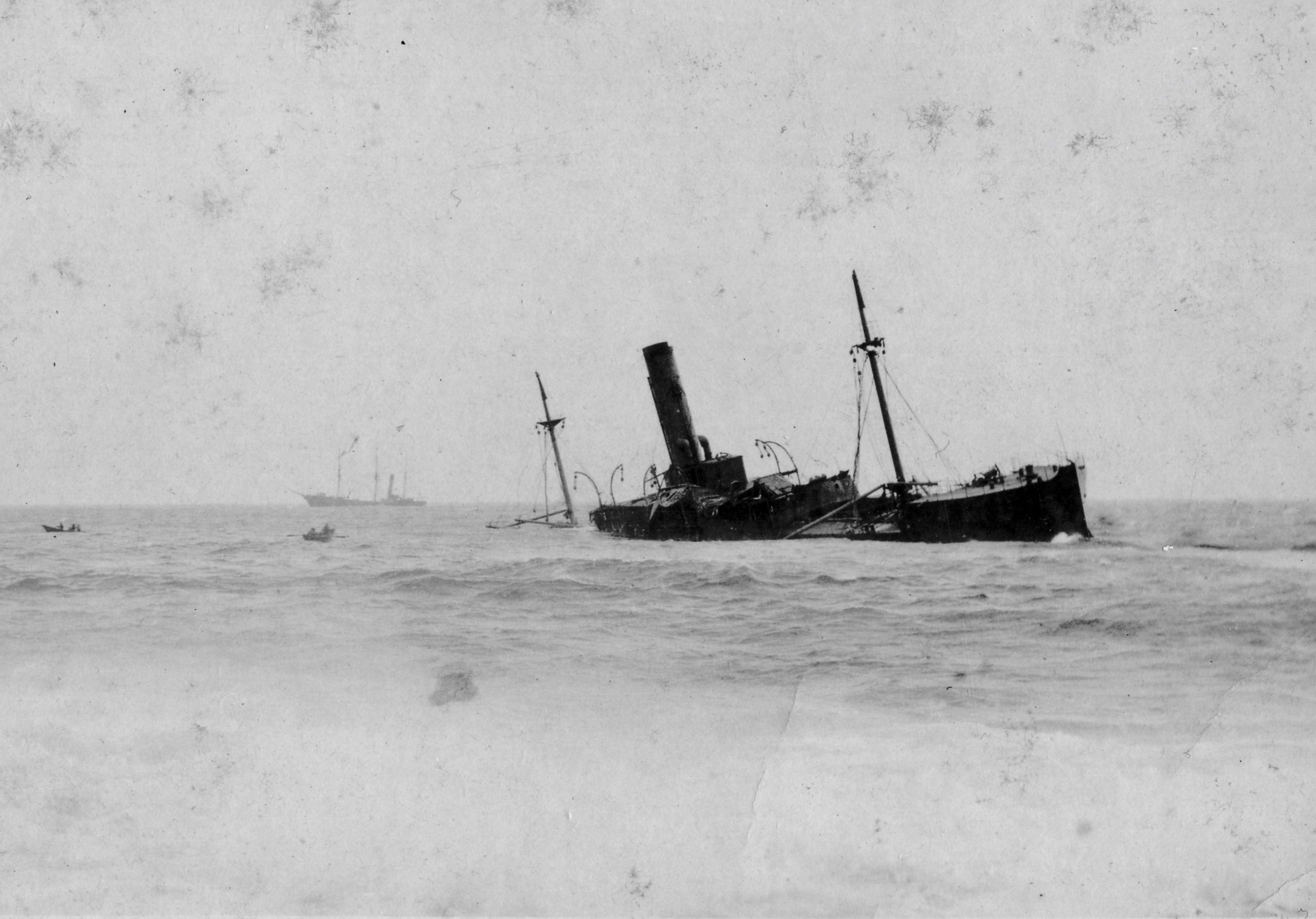 Photographie d’archive en noir et blanc d’un grand paquebot, le SS Florizel, échoué dans l’océan.