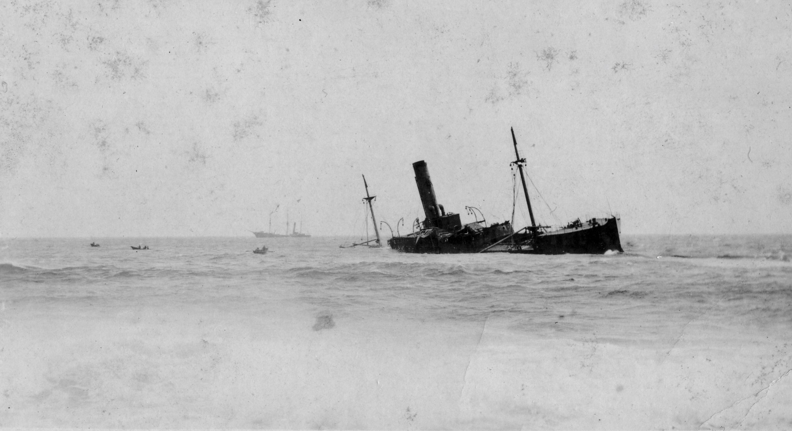 Photographie d’archive en noir et blanc d’un grand paquebot, le SS Florizel, échoué dans l’océan.