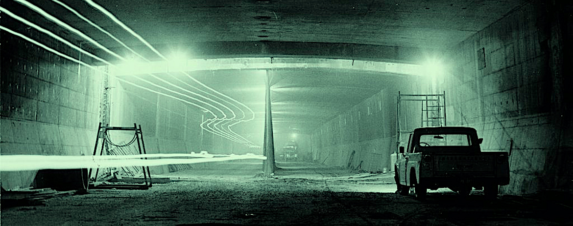 Une camionnette stationnée à l'intérieur d'un tunnel