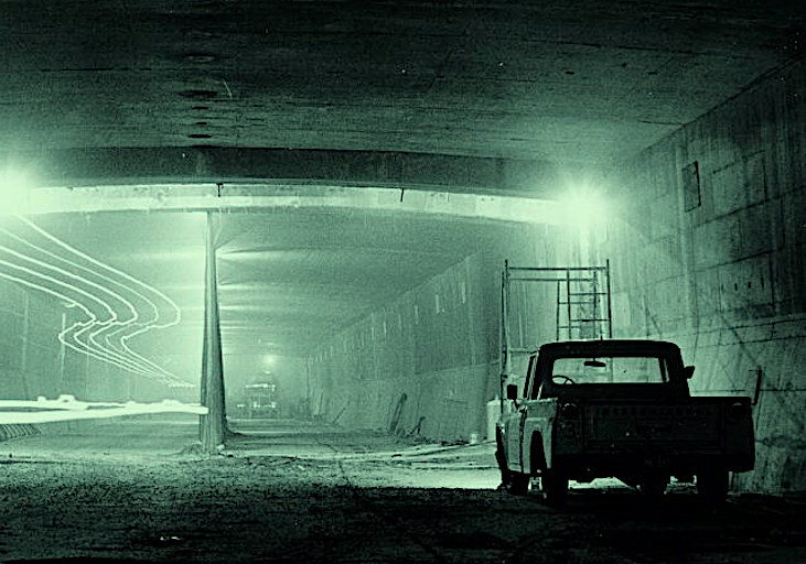 Une camionnette stationnée à l'intérieur d'un tunnel