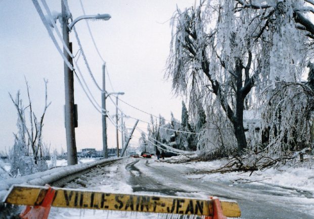 La rue Champlain à Saint-Jean est fermée à cause de la chute de branches et des fils électriques qui pendent.