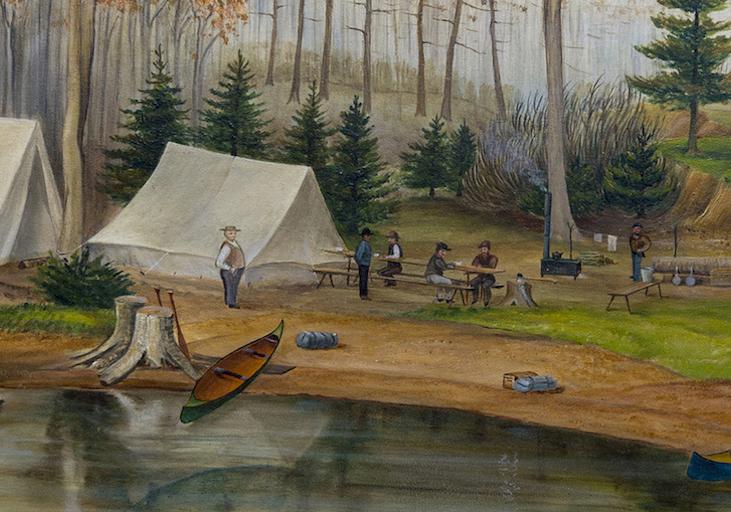 Tableau d’hommes rassemblés à un terrain de camping avec des canoës au premier plan et plusieurs grands arbres à l’arrière-plan.