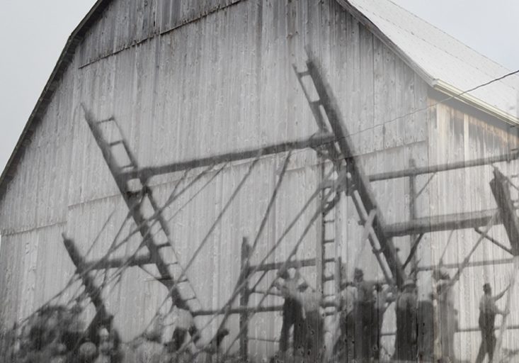 Une photo en noir et blanc d'une lève de grange superposée à une image contemporaine d'une grange.