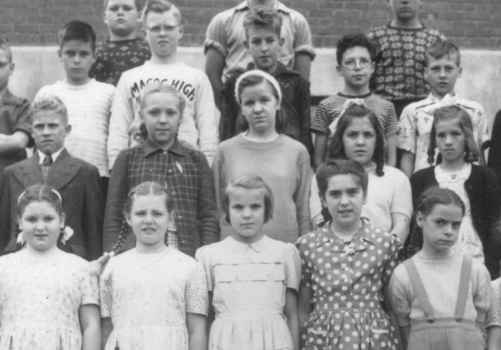 Photo en noir et blanc de jeunes écoliers