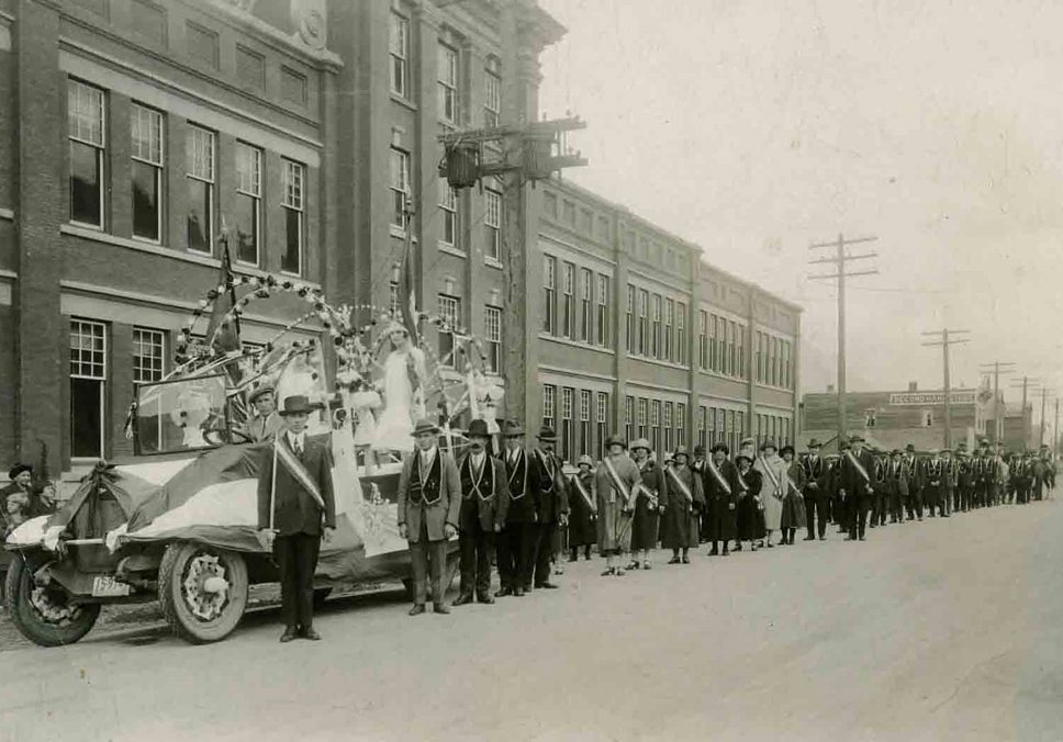 Défilé devant l'école publique Fernie