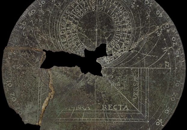 Photographie en couleurs d’un astrolabe européen, de forme circulaire. La partie centrale est manquante.