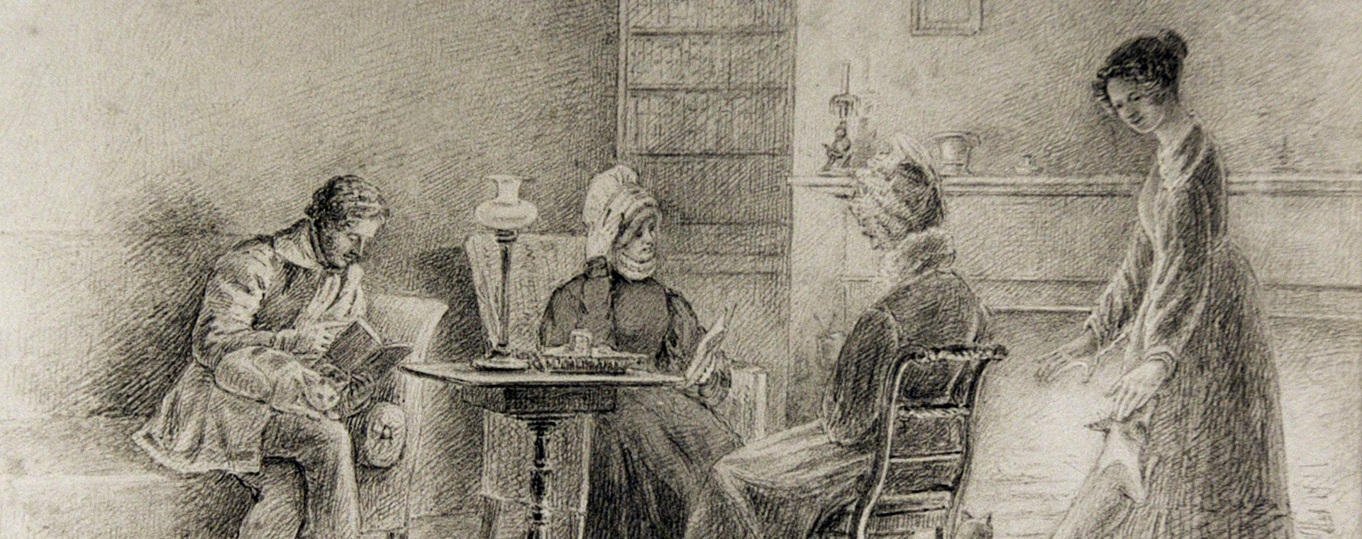 Croquis en noir et blanc de l'intérieur de la maison Blythe. On y voit John assis sur un canapé, deux femmes à table et Anne Langton devant un feu de cheminée en train de caresser un petit chien.