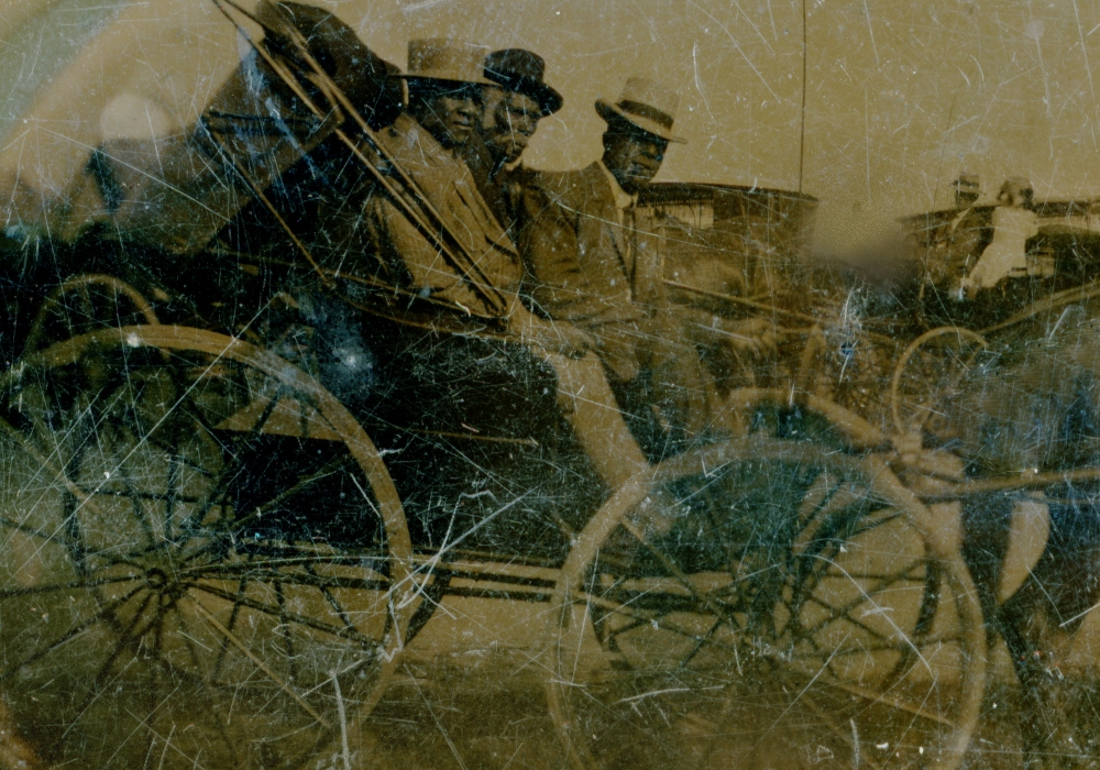 Photo en étain datant d’environ 1900 et représentant Solomon Kendall fils aux côtés d’un Noir et d’un Blanc dans une voiture à cheval.