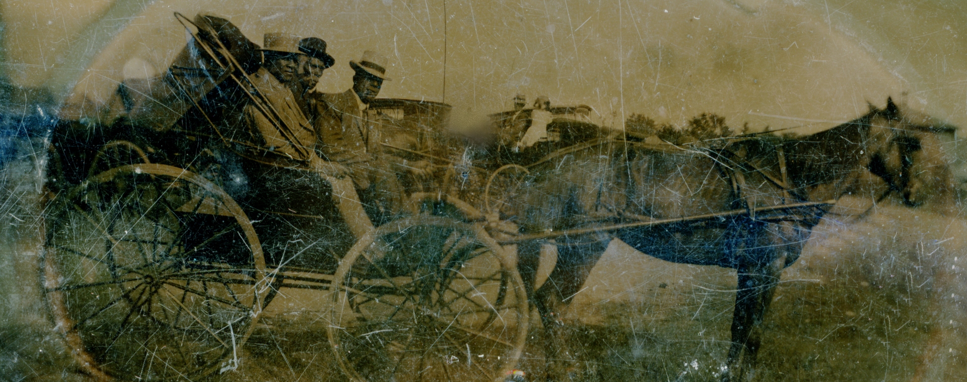 Photo en étain datant d’environ 1900 et représentant Solomon Kendall fils aux côtés d’un Noir et d’un Blanc dans une voiture à cheval.