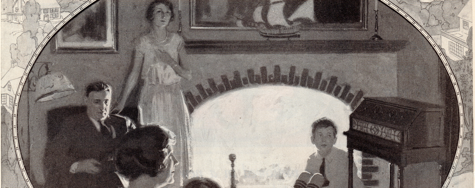 Illustration en noir et blanc d'une famille représentant une mère, un père, deux filles et un fils assis devant un feu de cheminée et une radio. L'illustration est de forme ovale et bordée par une autre illustration représentant un paysage rural.