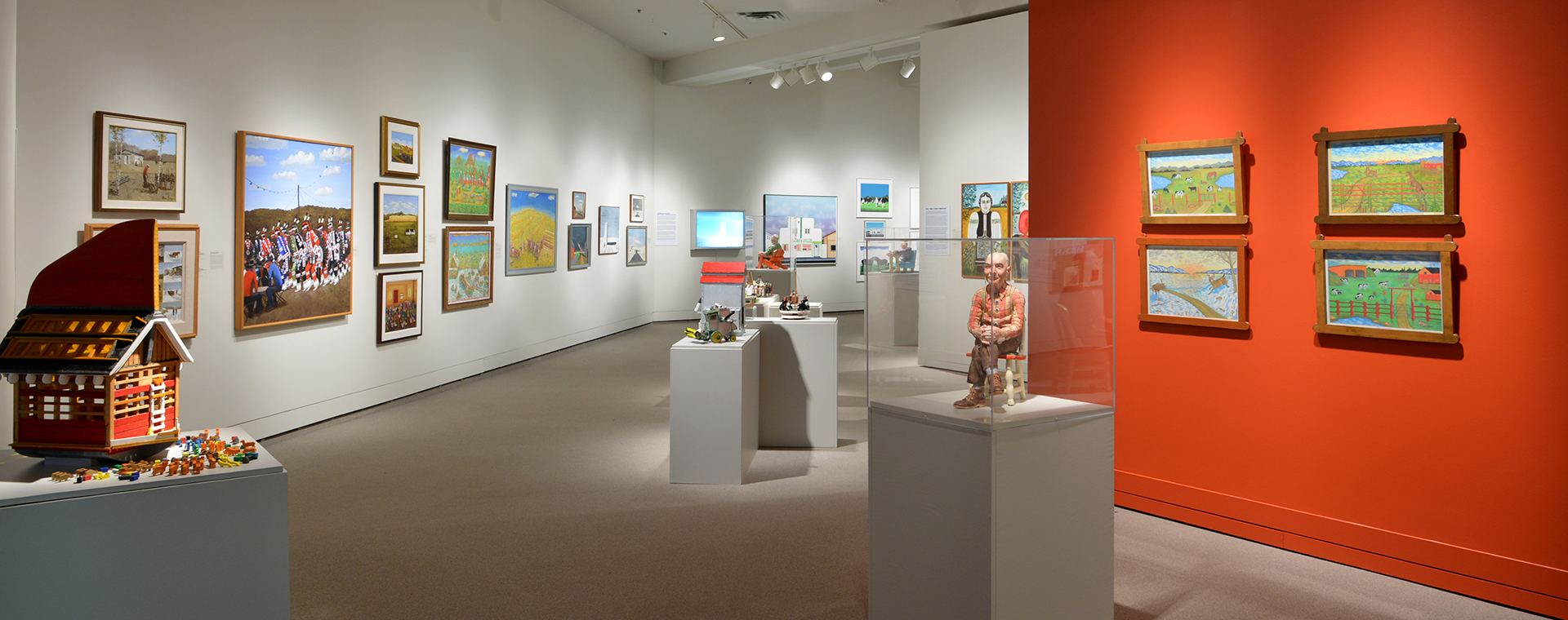 Vue d’un espace de galerie d’art rempli d’œuvres d’art