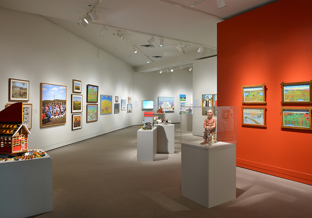 Vue d’un espace de galerie d’art rempli d’œuvres d’art