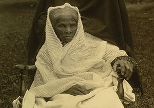 Image montrant un portrait historique en noir et blanc de Harriet Tubman.